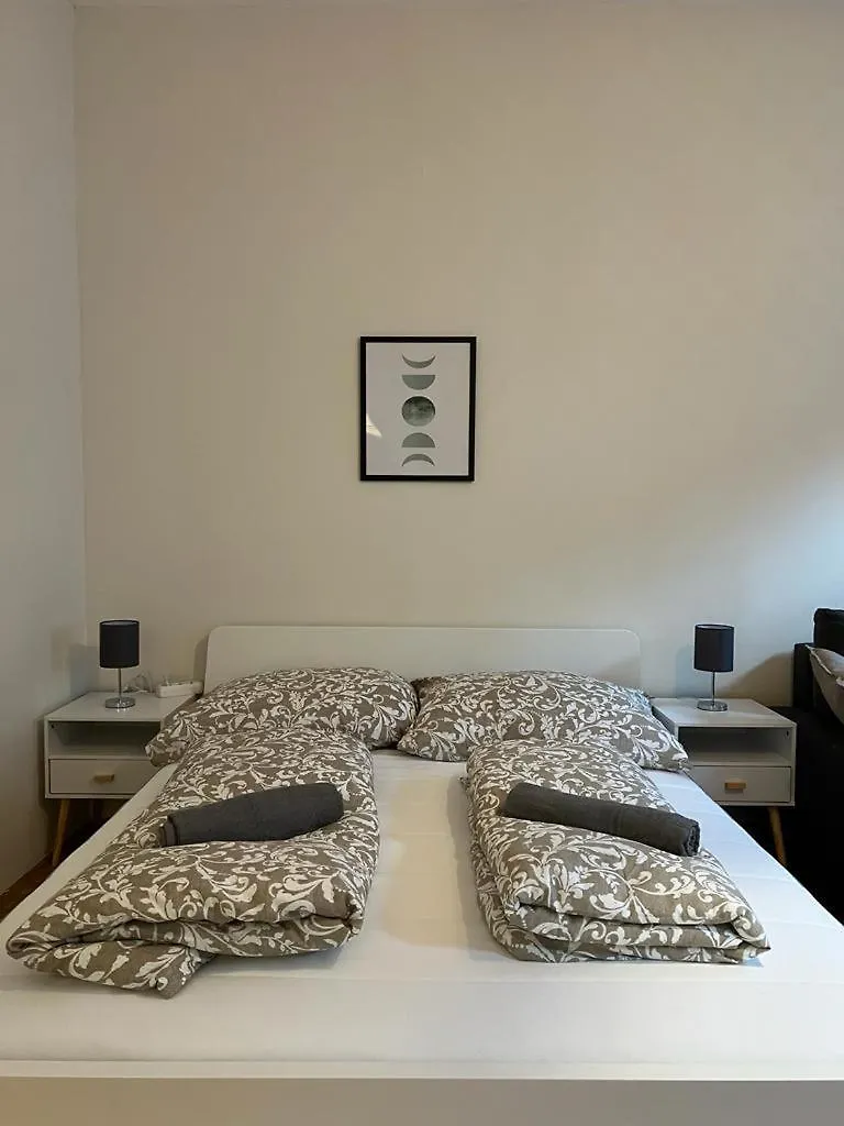 90 M2 Spacious Apartment With Free Parking Wiedeń 0*,