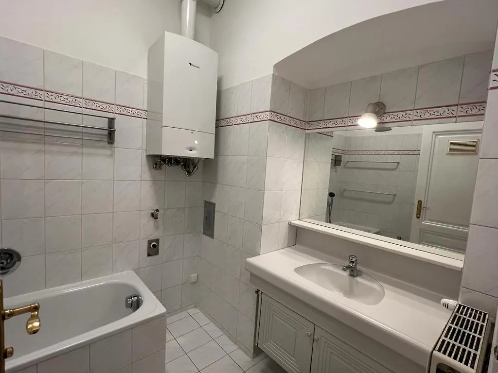90 M2 Spacious Apartment With Free Parking Wiedeń 0*,